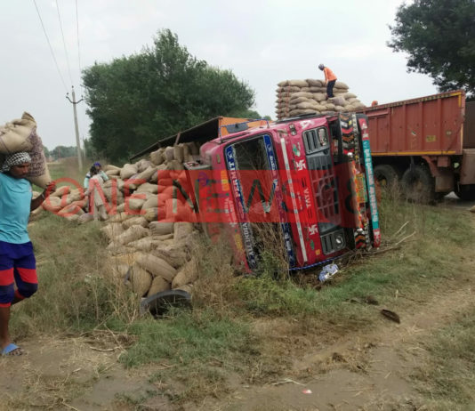 highway robbers try to loot a truck which got imbalance and overturned