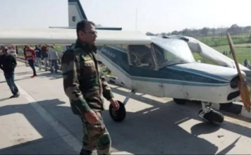 गाजियाबाद के ईस्टर्न पेरिफेरल एक्सप्रेस-वे पर विमान की इमरजेंसी लैंडिंग , लैंडिंग कराने में इंडियन एयरफोर्स के हेलिकॉप्टर की मदद ली गई charted-plane-emergency-landing