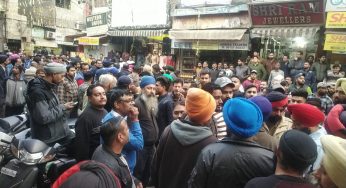 जालंधर के बाजार में दहशत , एक मज़ाक के चलते चली तलवारे पुलिस और पार्षद के सामने ही हुई लड़ाई