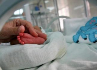 दिल्ली : CORONA से जंग हारी एक महीने की बच्ची, इलाज के दौरान तोड़ा दम baby death in delhi due to corona virus