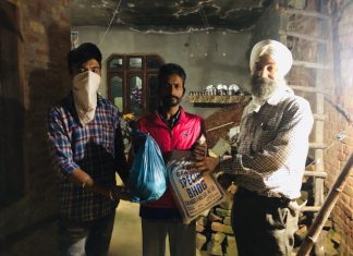 समाज सेवको की तरफ से गरीब लोगों को राशन बाटा गया