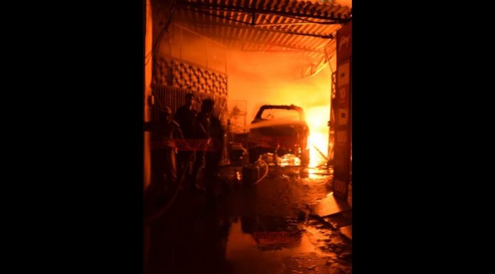 मखदूमपुरा स्थित NANDA STEEL CO. FURNITURE में लगी भीषण आग, CYLENDER BLAST FORTUNER गाडी जल कर हुई राख, देखे मौके की LIVE VIDEO