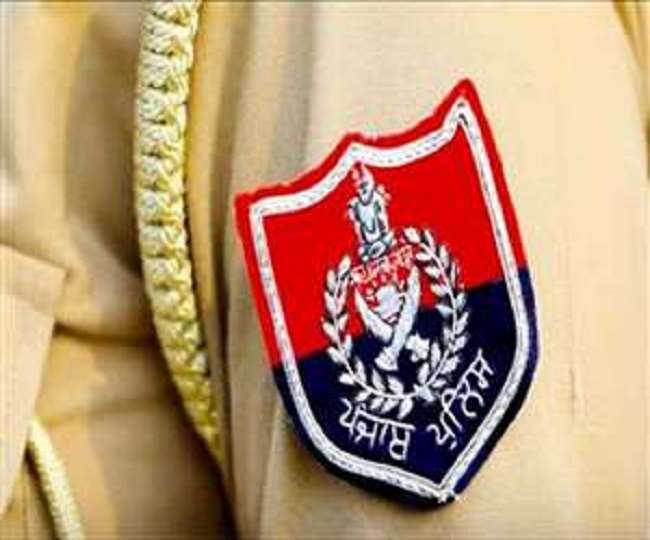 जालंधर : बैरिकेड लगा मुख्य नाका छोड़ कर , मोहल्ले की गलियों में ही चालान काटने लगी थाना 4 की पुलिस देखे लाइव वीडियो , सवाल पूछने पर नाके की ओर भागते नज़र आये मुलाज़िम
