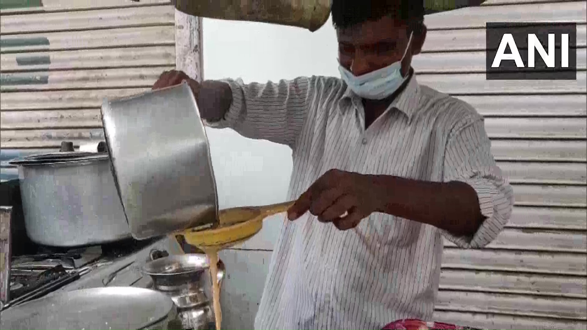 चायवाला बना 50 करोड़ रुपए का डिफाल्टर ! बिना क़र्ज़ लिए बैंक ने बना डाला कर्ज़दार
