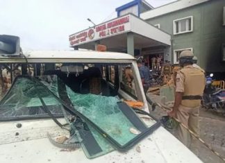 विधायक के घर और पुलिस स्टेशन में लगाई आग, फेसबुक पोस्ट को लेकर भड़की हिंसा