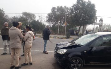 जालंधर पठानकोट हाईवे पर कार ने मोटरसाइकिल सवार चाची भतीजे को मारी टक्कर ,गंभीर जख्मी car accident