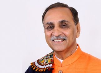 गुजरात के मुख्यमंत्री की तबियत बिगड़ी,पाए गए कोरोना पॉजिटिव जनसभा सम्बोधित करते हुए मंच से गिरे थे विजय रूपाणी