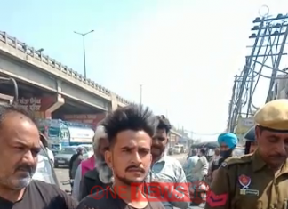 जालंधर: पठानकोट चौक के पास युवती का मोबाइल छीन भाग रहे लुटेरे को लोगों ने दबोच की धुनाई पुलिस को सौंपा