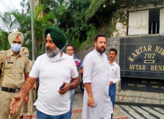 PUNJAB POLITICS ALERT – नवजोत सिद्धू पहुंचे पूर्व मंत्री अवतार हैनरी के घर, परगट भी मौजूद