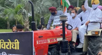कांग्रेस नेता राहुल गांधी सोमवार को संसद के मानसून सत्र के दौरान ट्रैक्टर चलाकर संसद पहुंचे