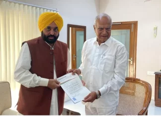 पंजाब के राज्यपाल से मिल भगवंत मान ने सरकार बनाने का दावा किया पेश पंजाब के राज्यपाल से मिले AAP के भगवंत मान