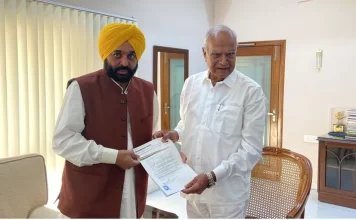 पंजाब के राज्यपाल से मिल भगवंत मान ने सरकार बनाने का दावा किया पेश पंजाब के राज्यपाल से मिले AAP के भगवंत मान