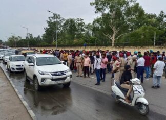 AGNIPATH PROTEST IN JALANDHAR : PAP рдЪреМрдХ рдкрд░ рдпреБрд╡рдХреЛ рдиреЗ рдиреЗрд╢рдирд▓ рд╣рд╛рдИрд╡реЗ рдЬрд╛рдо рдХрд░рдиреЗ рдХрд╛ рдХрд┐рдпрд╛ рдкреНрд░рдпрд╛рд╕ pap chowk jalandhar agneepath yojna protest