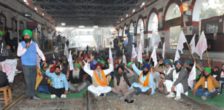 jalandhar railway blocked by kisaan union