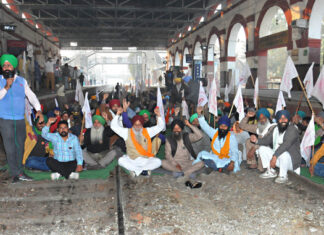 जालंधर में किसानो ने रोकी रेलगाड़ियां – केंद्र सरकार की वादाखिलाफी के विरोध में कैंट रेलवे स्टेशन पर देंगे 4 घंटे धरना jalandhar railway blocked by kisaan union