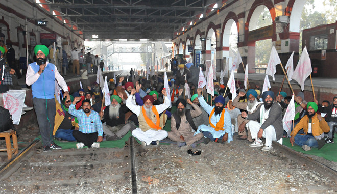 jalandhar railway blocked by kisaan union