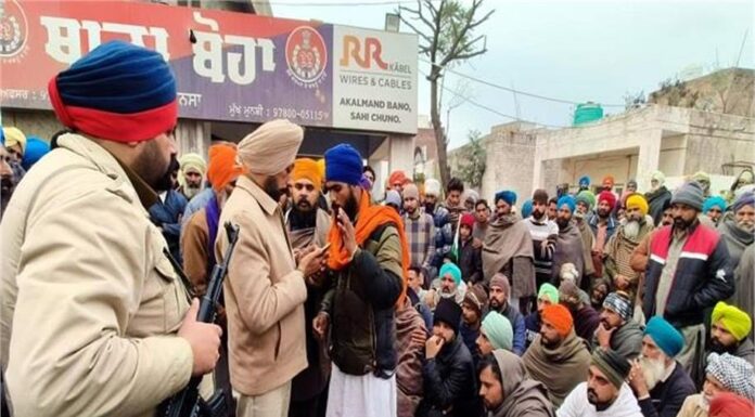 जहां डी.एस.पी. गुरप्रीत सिंह गिल ने मौके पर पहुंचकर घटना का जायजा लेते लोगों को शांत करते कार्रवाई करने का भरोसा दिया।