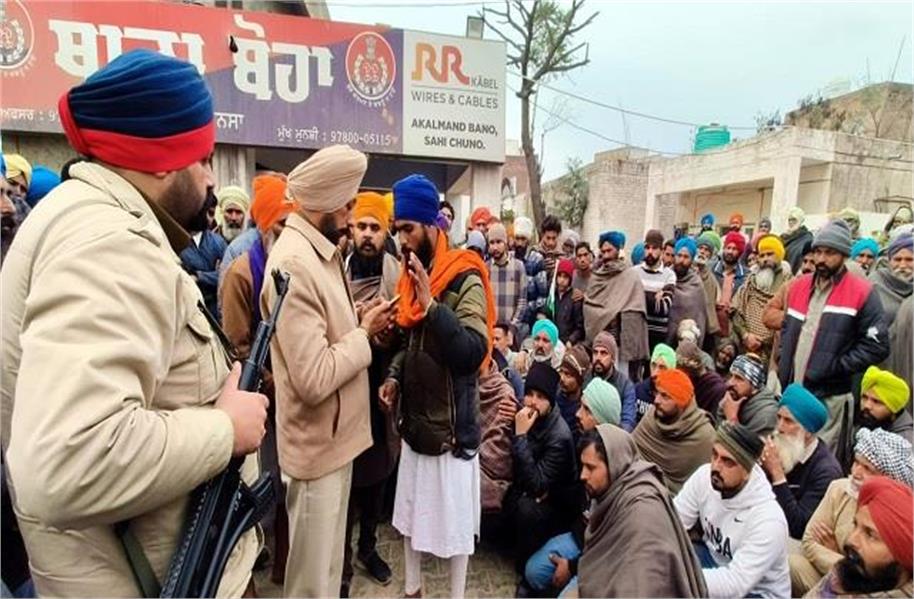जहां डी.एस.पी. गुरप्रीत सिंह गिल ने मौके पर पहुंचकर घटना का जायजा लेते लोगों को शांत करते कार्रवाई करने का भरोसा दिया।